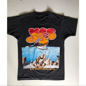 Vintage band tee 👅 Yes tour shirt 👅